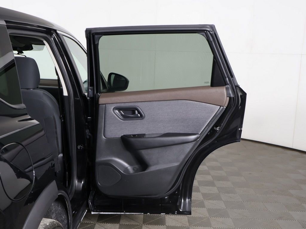 Used 2023 Nissan Rogue S AWD/4WD image 18