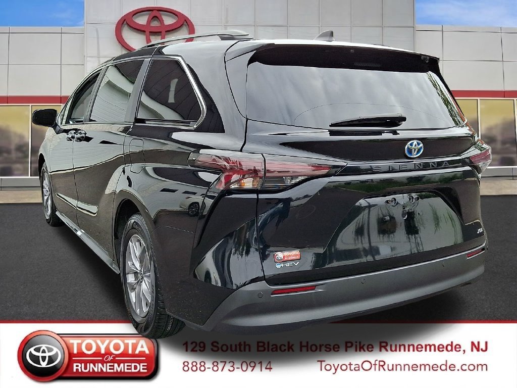 Used 2025 Toyota Sienna XLE FWD image 4