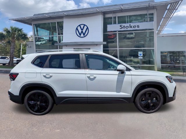 New 2026 Volkswagen Taos SE FWD image 3