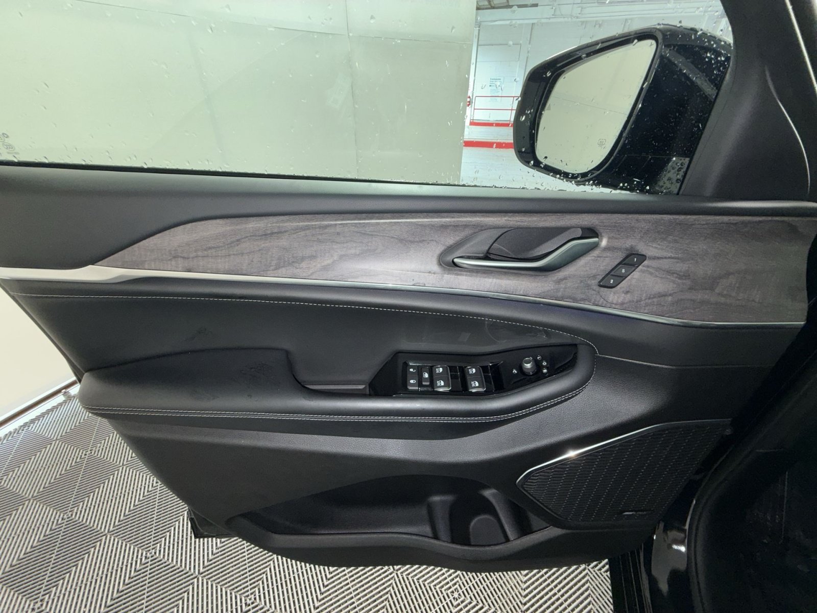Used 2023 Jeep Grand Cherokee Overland AWD/4WD image 15