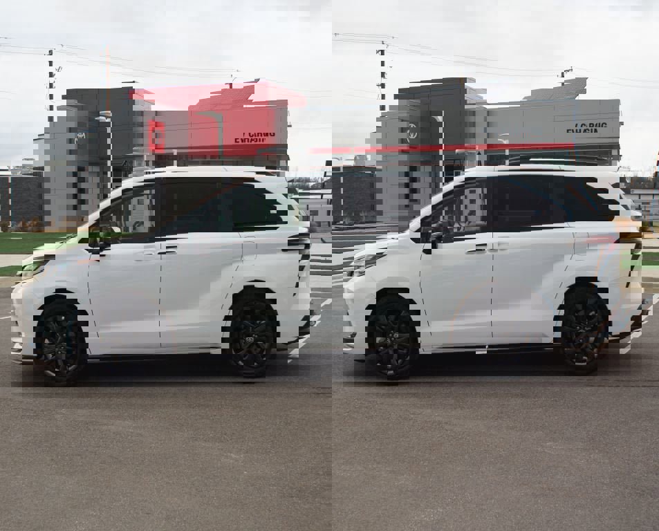 Used 2025 Toyota Sienna XSE w/ XSE Premium Package image 16