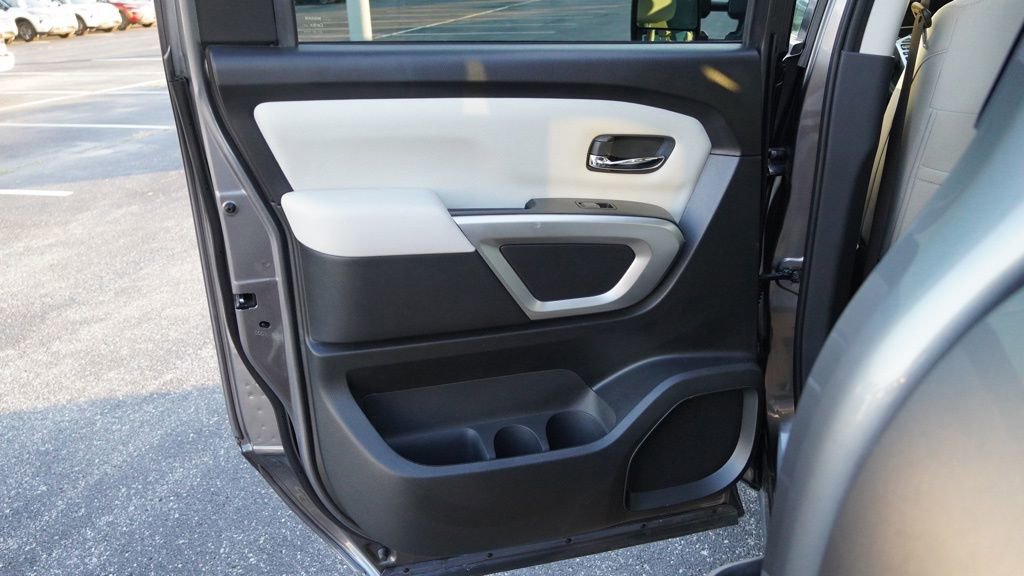 Used 2024 Nissan Titan SV w/ SV Convenience Package image 16
