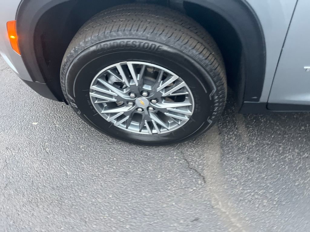 Used 2025 Chevrolet Traverse LT image 33