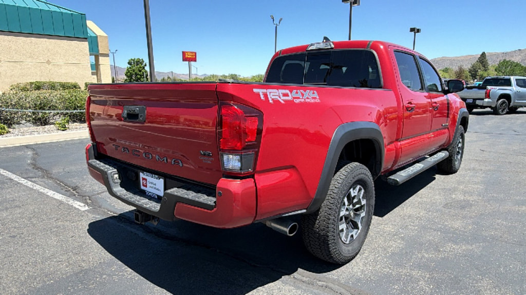 Certified 2018 Toyota Tacoma TRD Off-Road w/ Technology Package AWD/4WD image 3