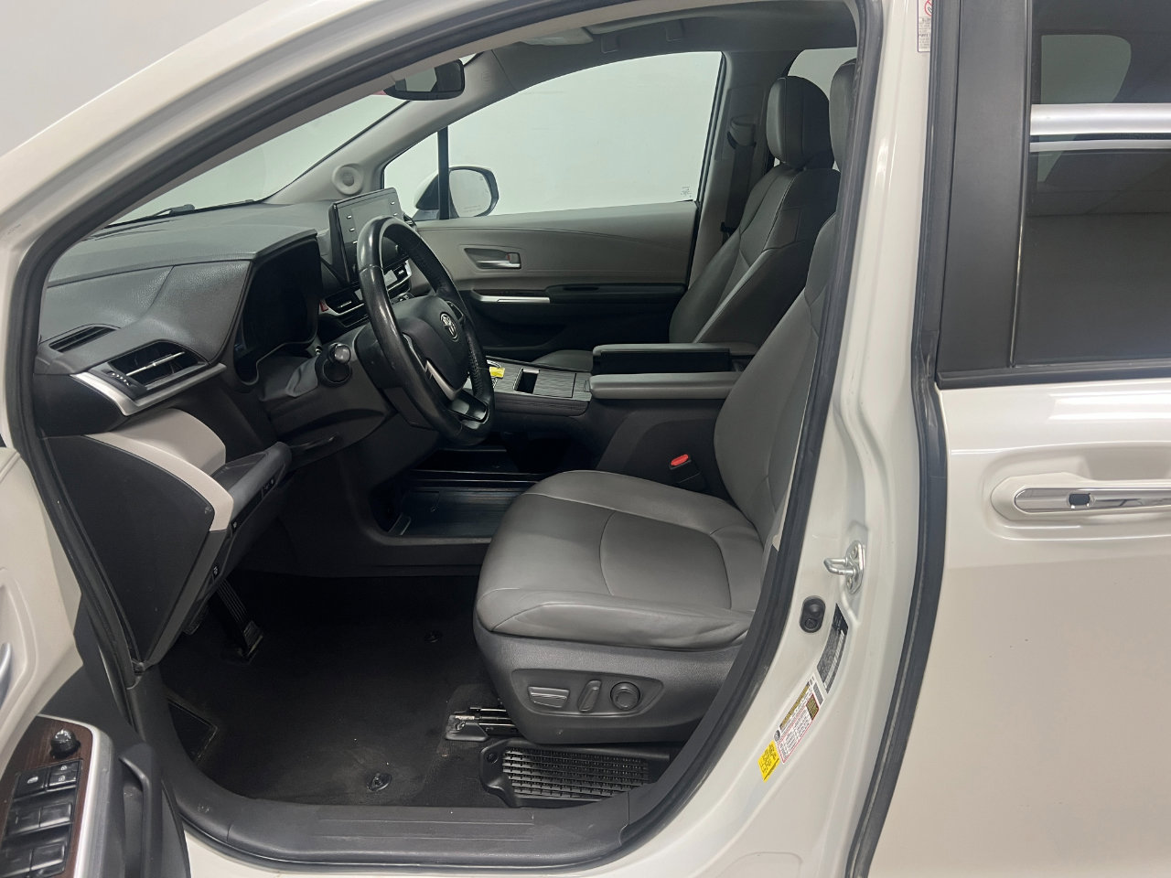 Used 2021 Toyota Sienna XLE w/ XLE Plus Package image 22