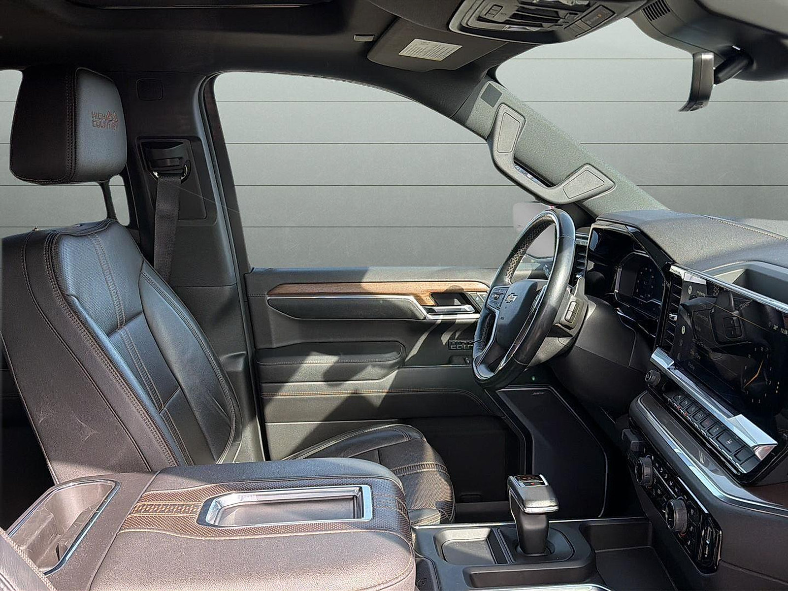 Used 2022 Chevrolet Silverado 1500 High Country w/ High Country Premium Package AWD/4WD image 17