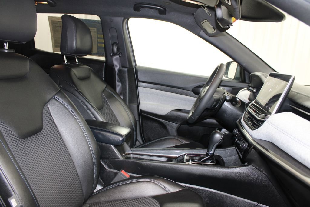 Used 2024 Jeep Compass Latitude AWD/4WD image 28