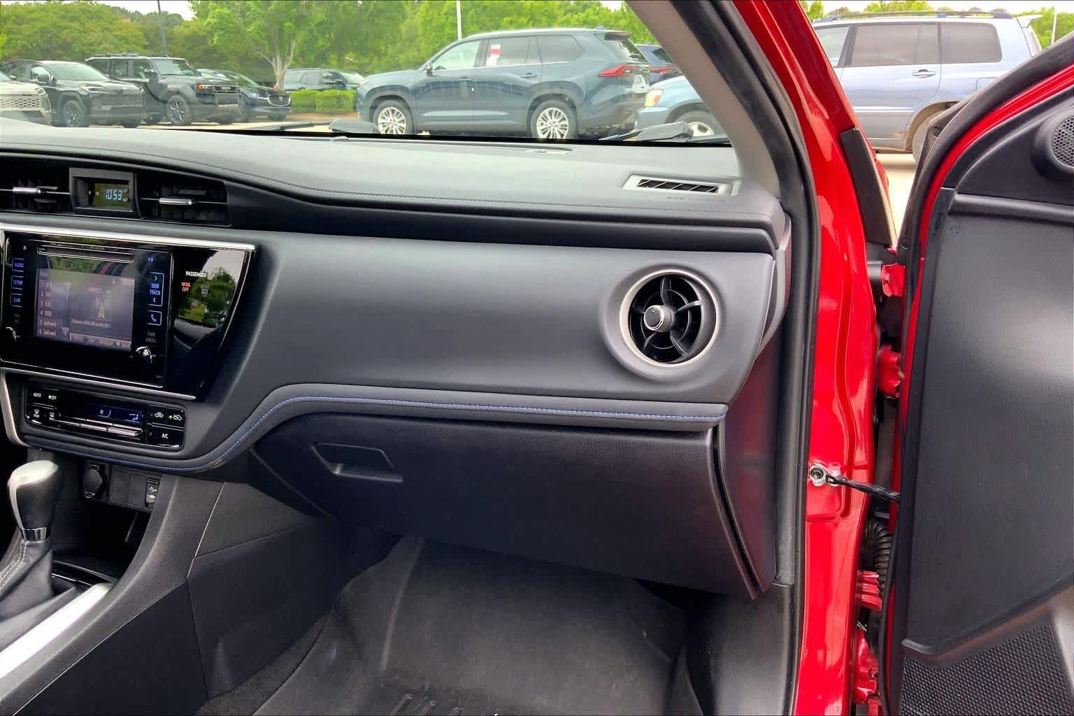 Used 2017 Toyota Corolla SE w/ Carpet Mat Package (TMS) FWD image 18