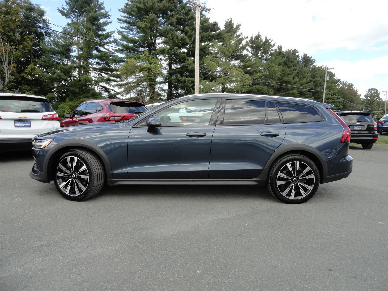 Used 2022 Volvo V60 T5 Cross Country w/ Advanced Package AWD/4WD image 8