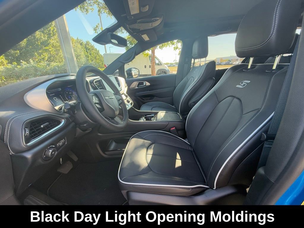 New 2026 Chrysler Pacifica Limited w/ S Appearance Package image 10