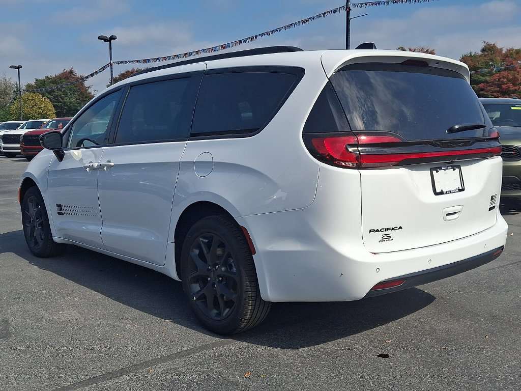 New 2027 Chrysler Pacifica Select AWD/4WD image 3