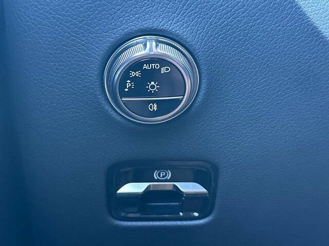 Used 2025 Mercedes-Benz GLC 350e 4MATIC image 32