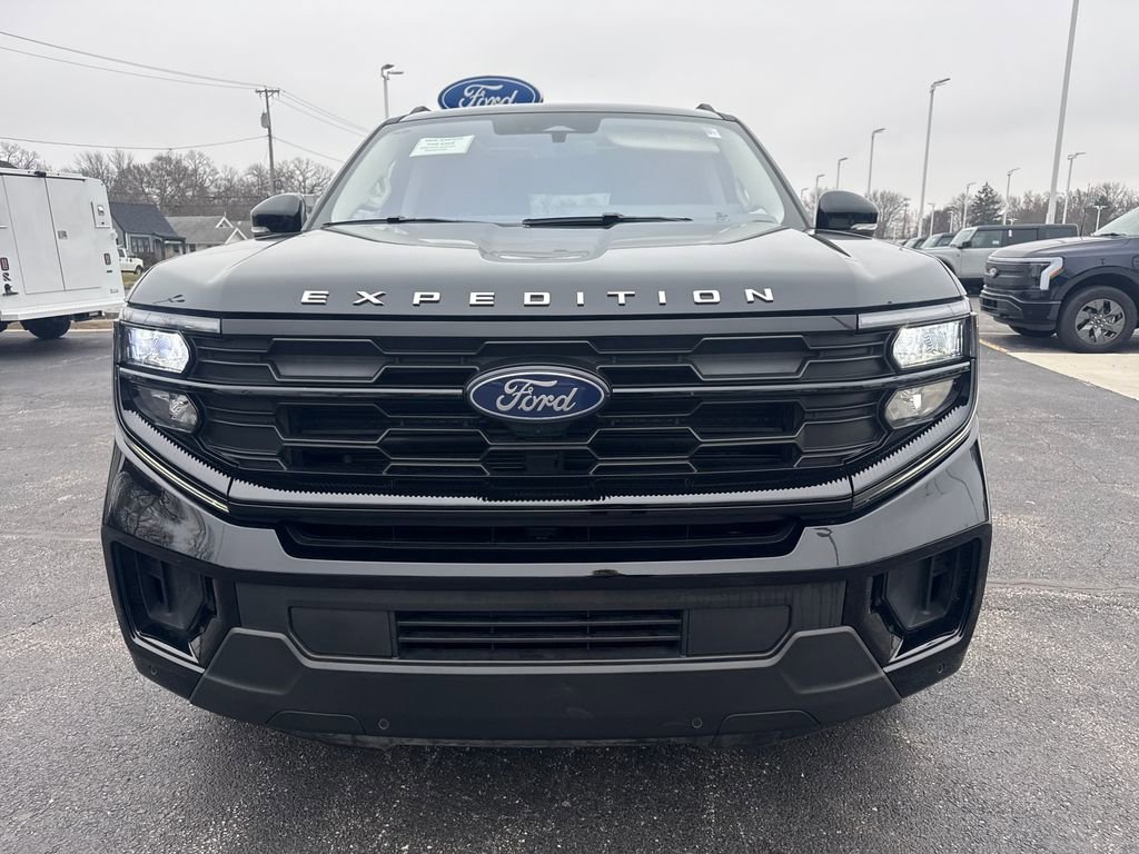 Used 2025 Ford Expedition Max Active AWD/4WD image 3