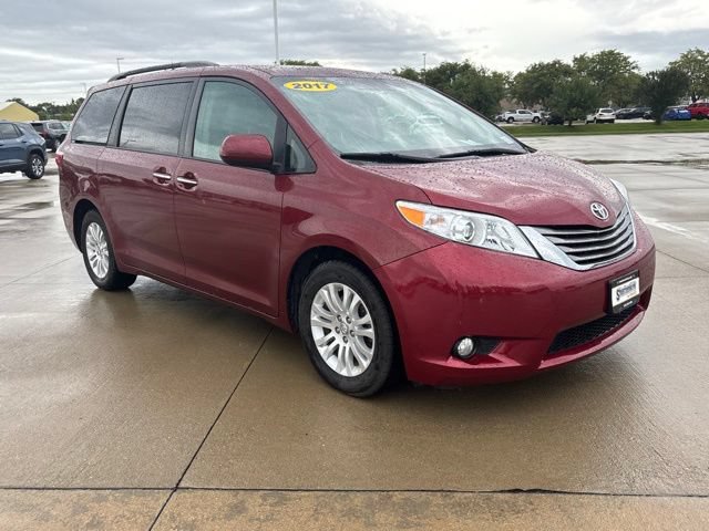 Used 2017 Toyota Sienna XLE FWD image 4