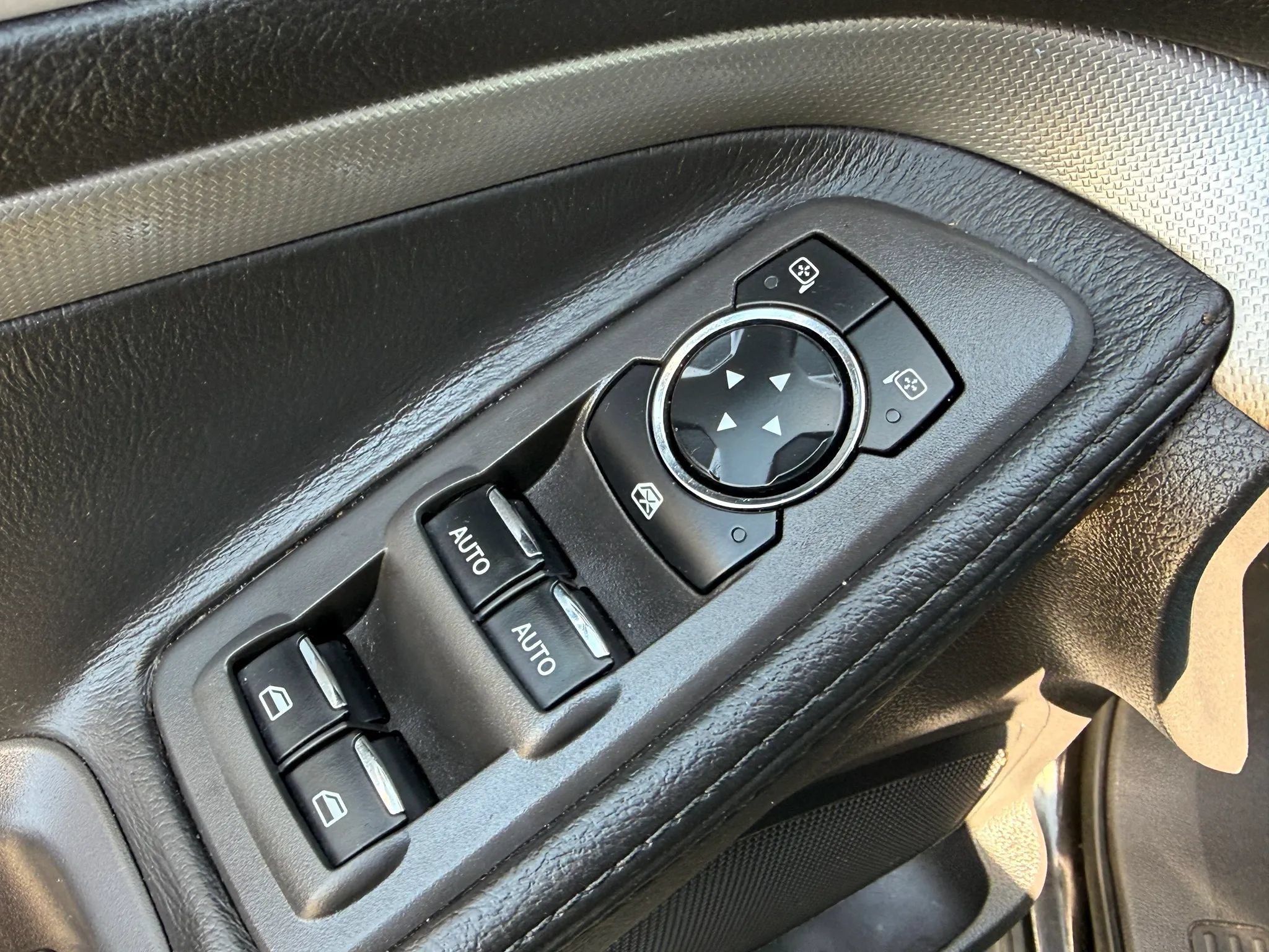 Used 2015 Ford Explorer XLT w/ Equipment Group 202B FWD image 23