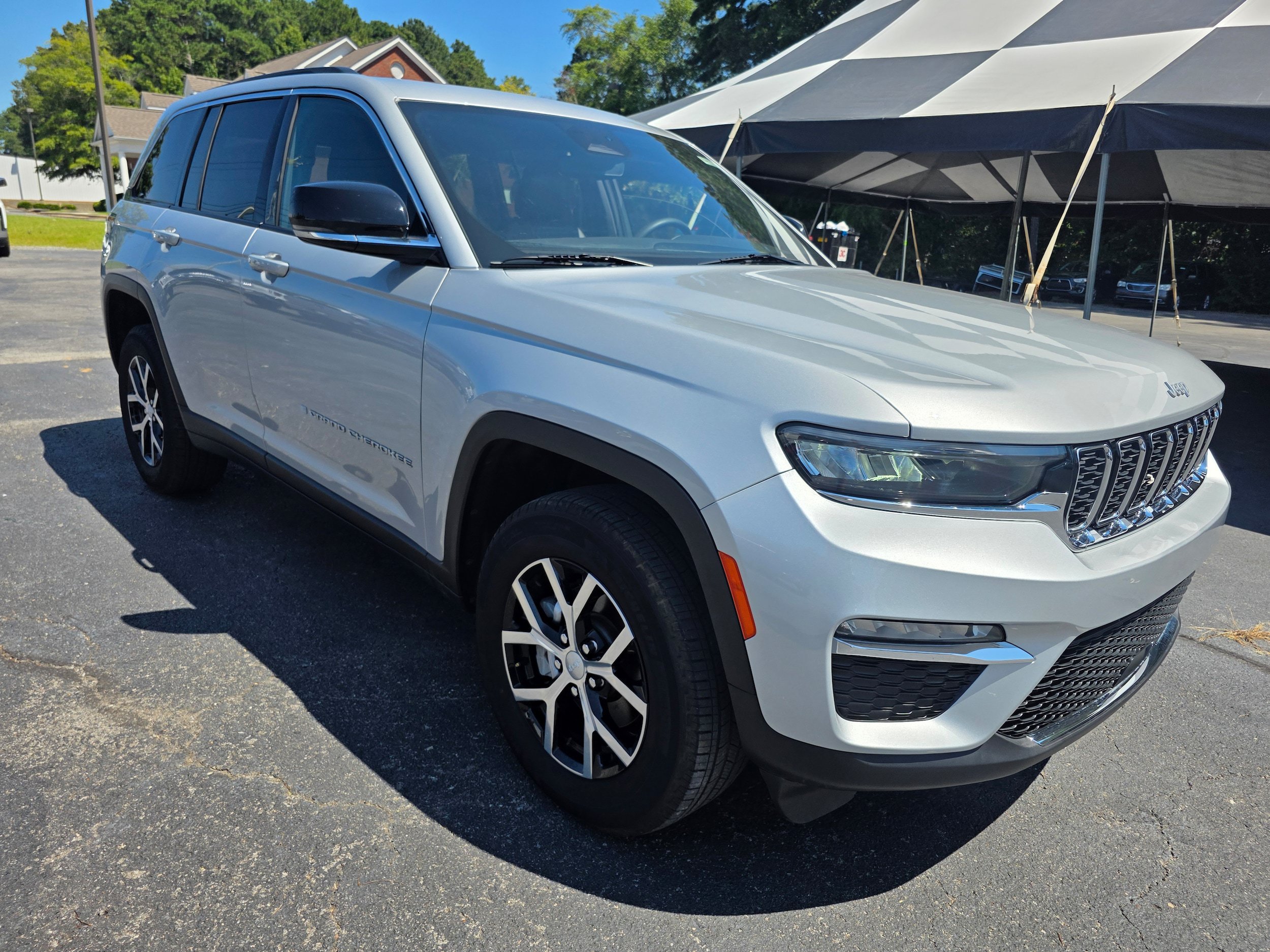Used 2024 Jeep Grand Cherokee Limited RWD image 3