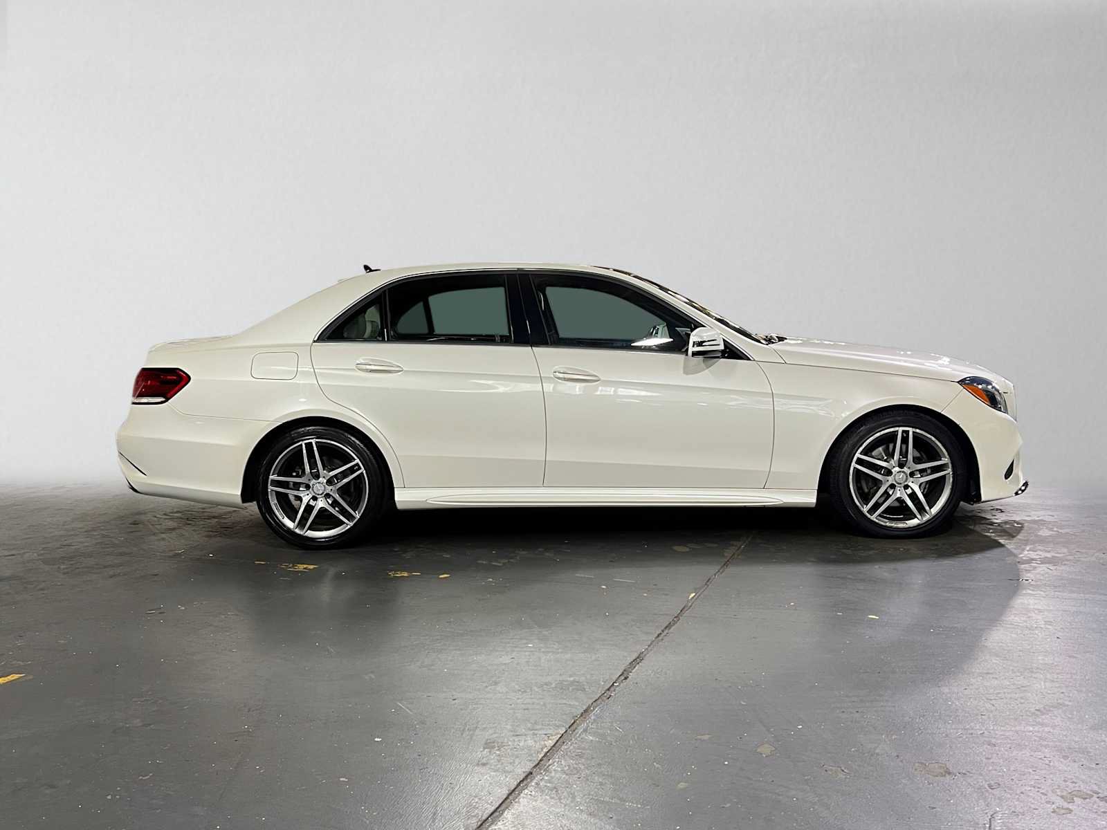 Used 2015 Mercedes-Benz E 400 4MATIC Sedan image 2