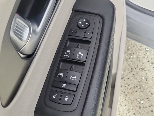 Used 2023 Chrysler Pacifica Touring-L FWD image 22