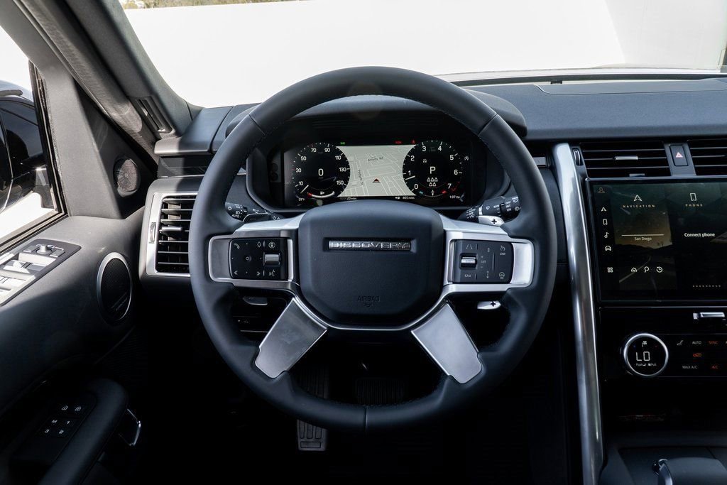 Used 2025 Land Rover Discovery S image 13
