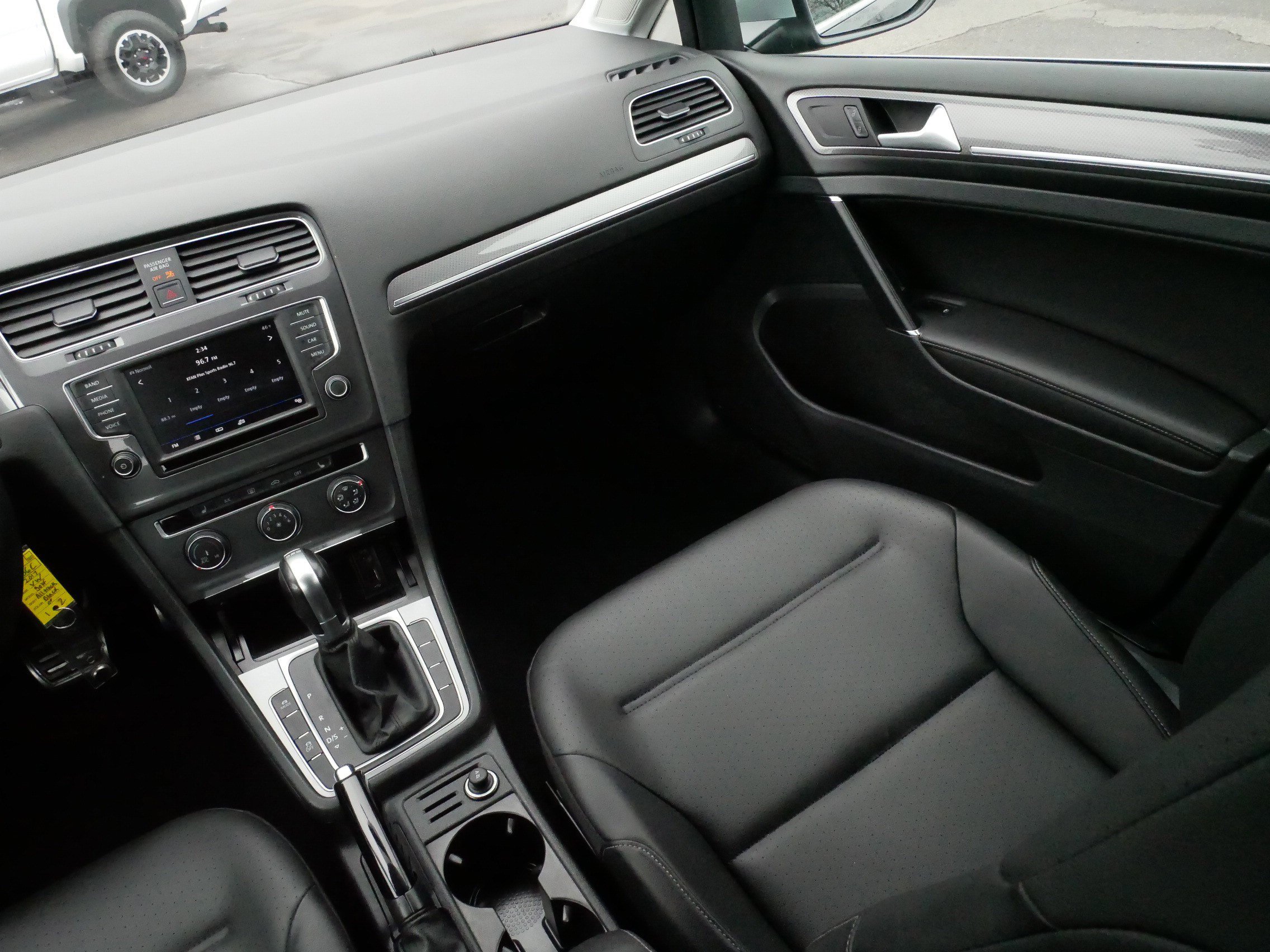 Used 2017 Volkswagen Golf Alltrack S image 11