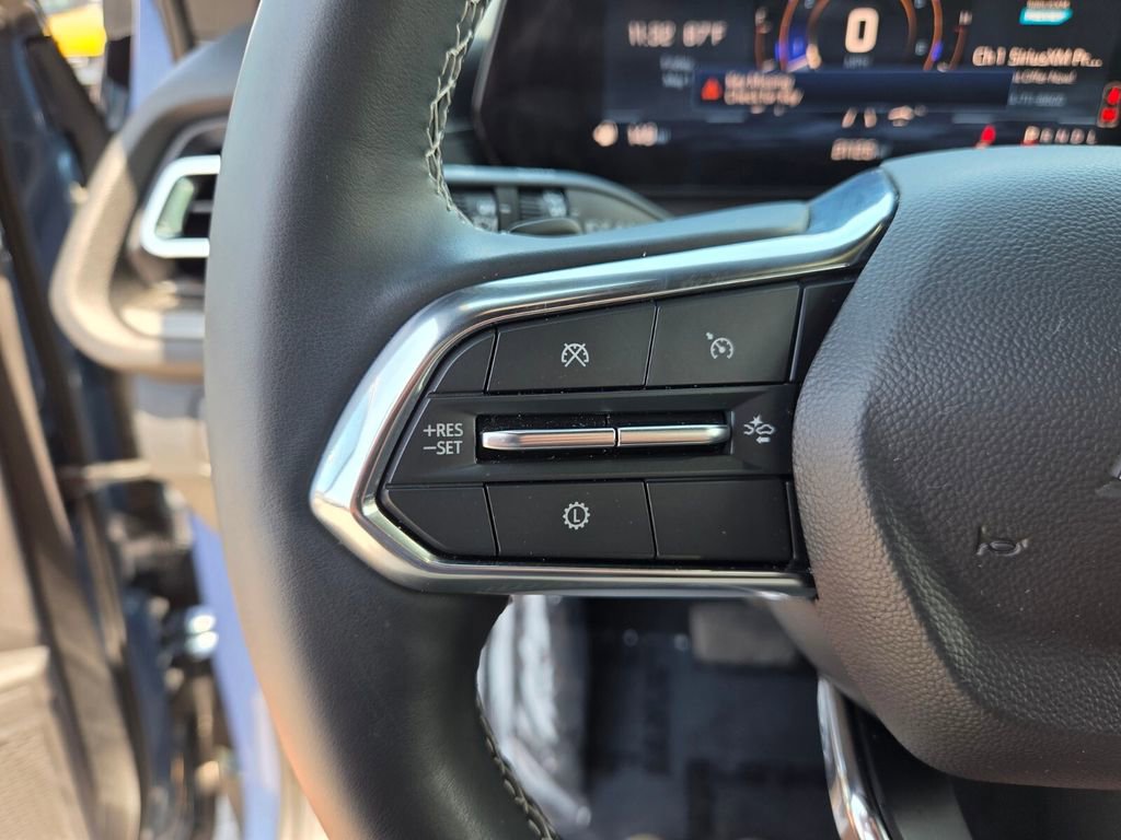 Used 2025 Chevrolet Traverse LT FWD image 28