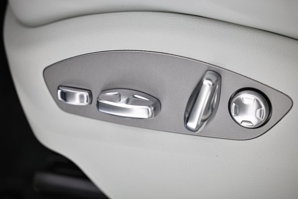 New 2026 Porsche Macan AWD/4WD image 24