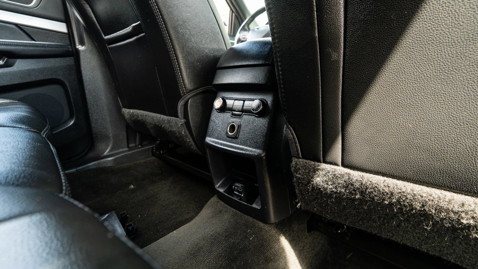 Used 2017 Ford Explorer XLT w/ Equipment Group 202A AWD/4WD image 20