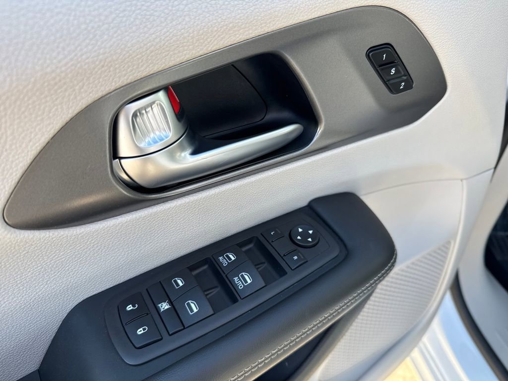 Used 2024 Chrysler Pacifica Touring-L image 14