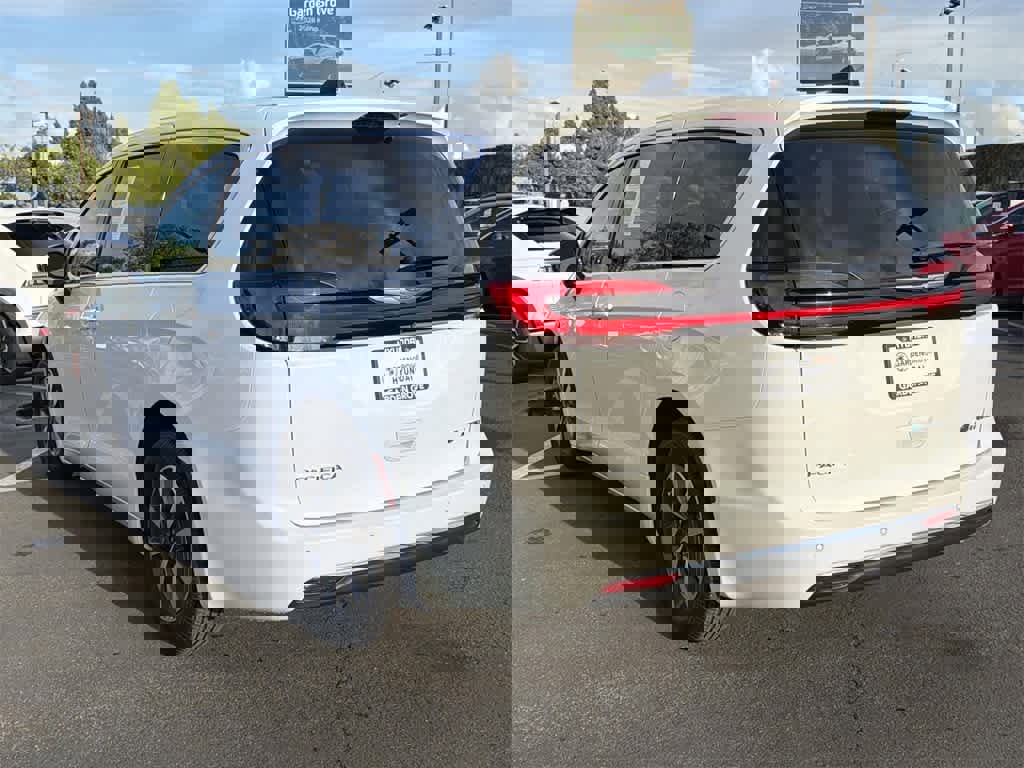 Used 2024 Chrysler Pacifica Select image 6