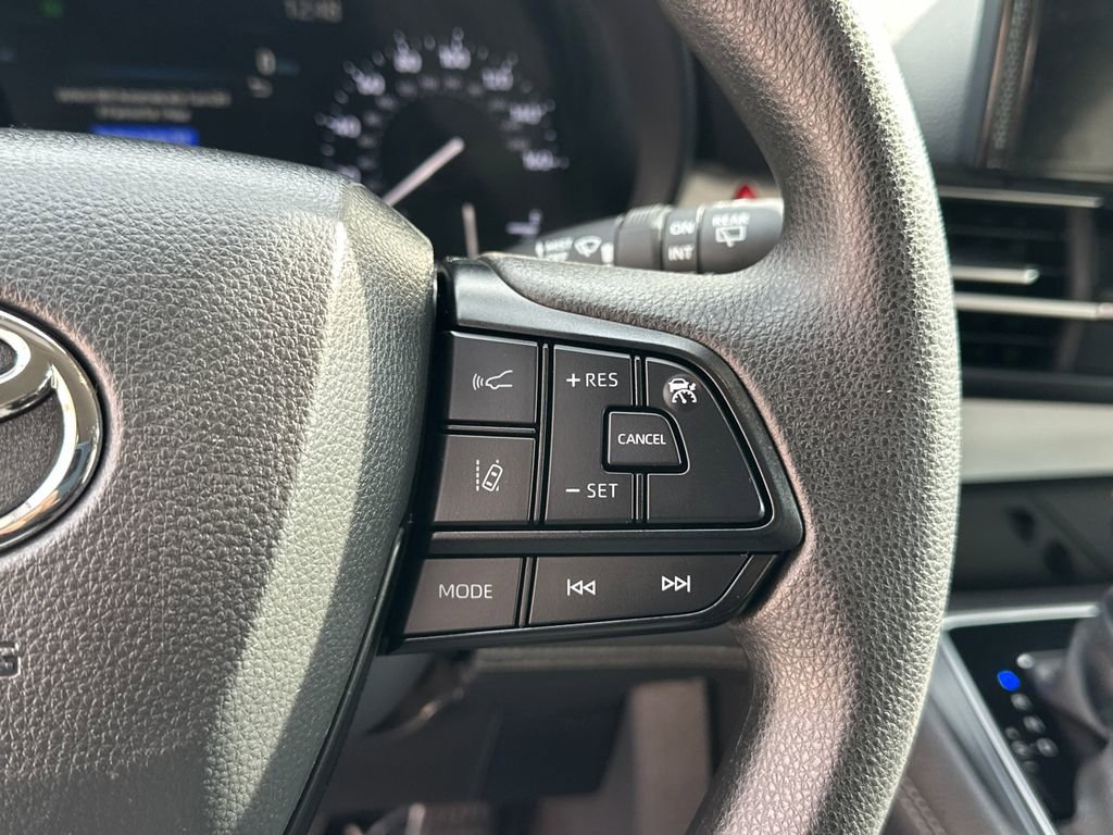 Used 2025 Toyota Sienna LE image 25