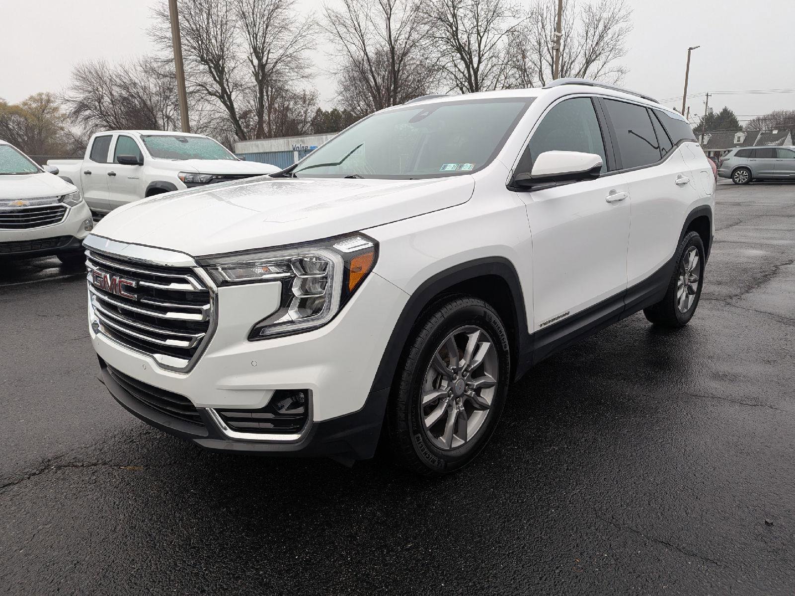 Used 2022 GMC Terrain SLT w/ Infotainment Package II image 3