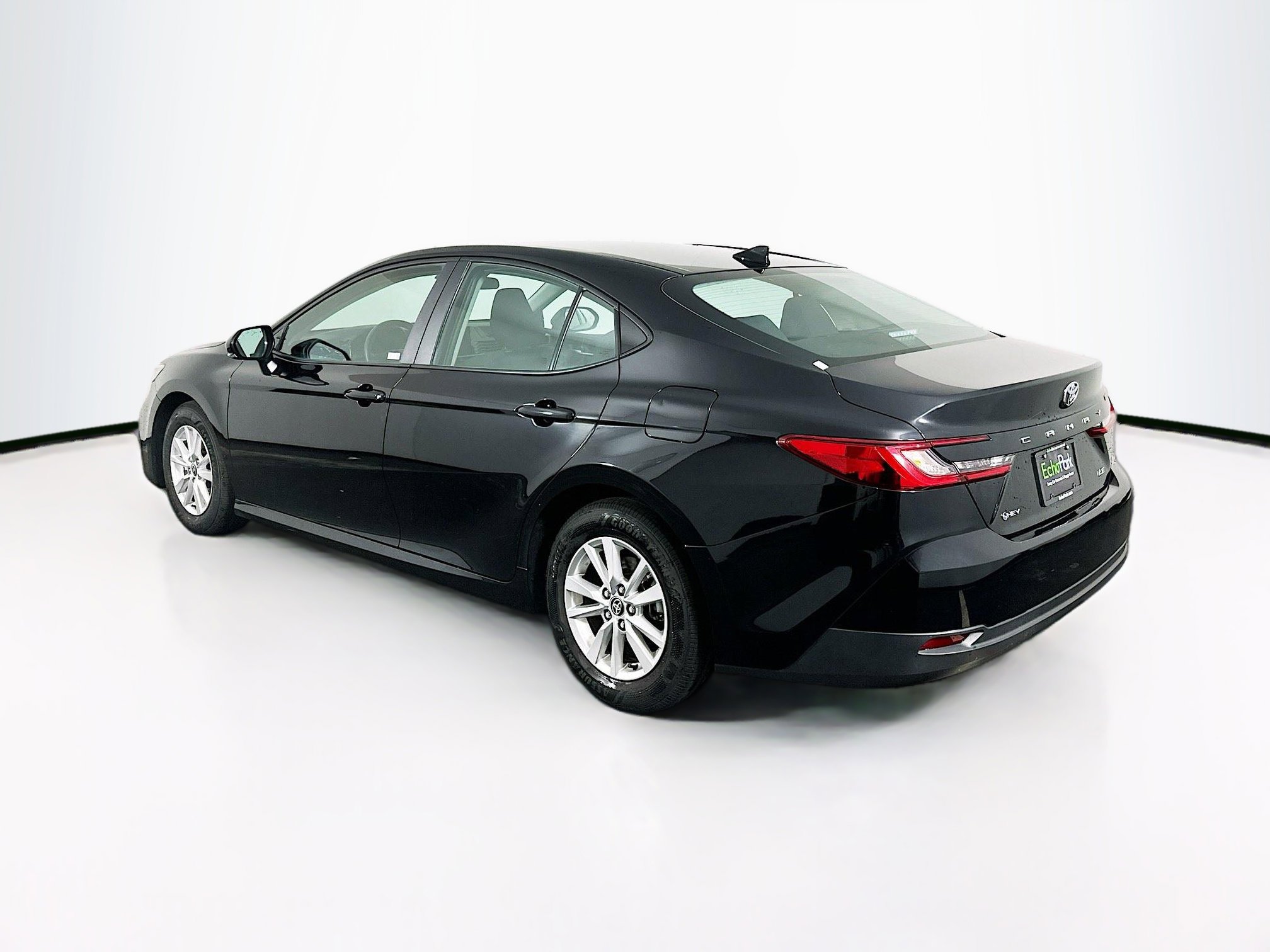 Used 2025 Toyota Camry LE image 5