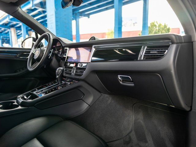 Certified 2025 Porsche Macan image 33