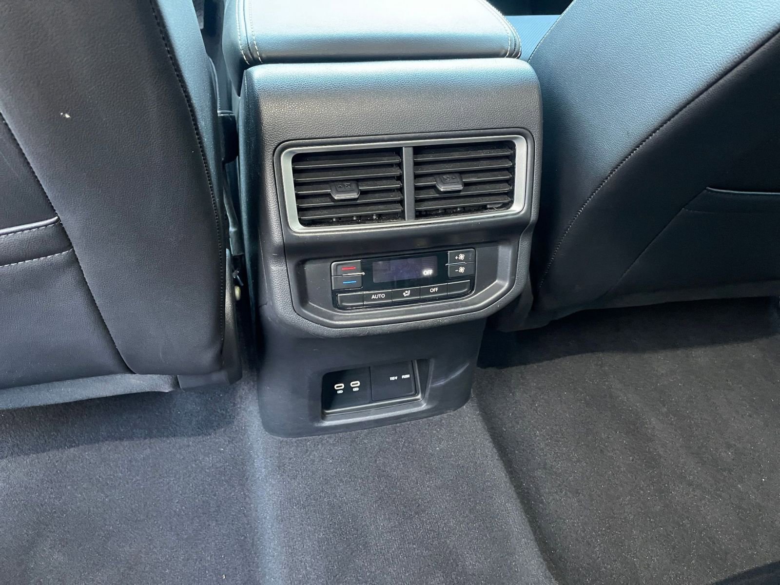 Used 2025 Volkswagen Atlas SE image 24