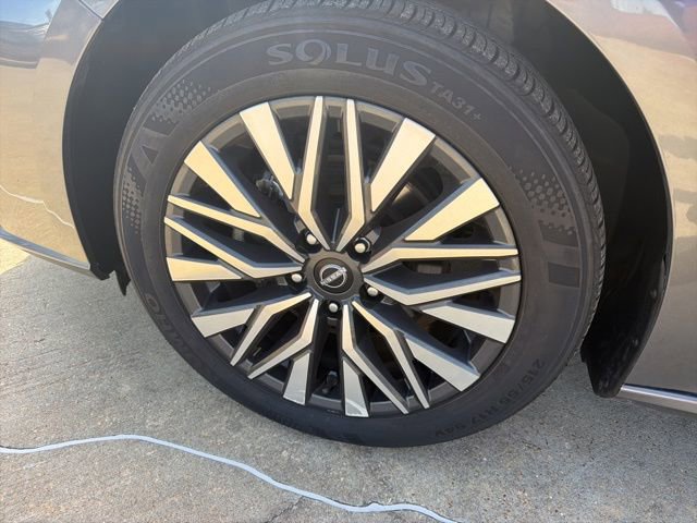 Used 2024 Nissan Altima 2.5 SV FWD image 8
