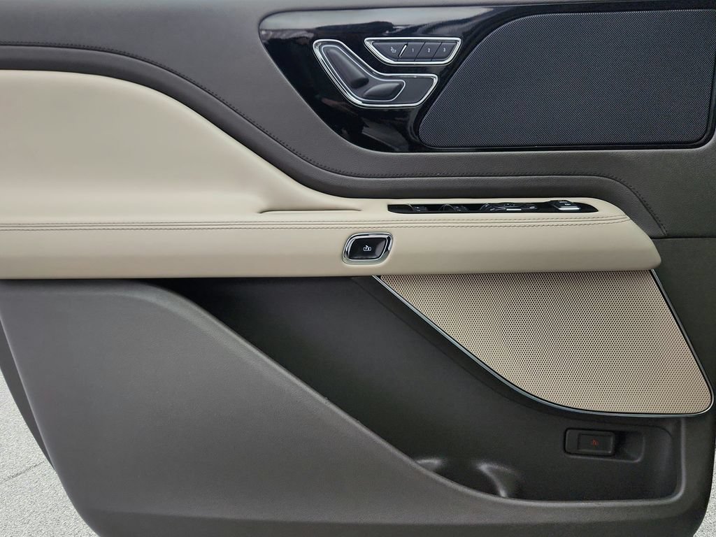 Used 2023 Lincoln Aviator AWD w/ Premium Package image 22