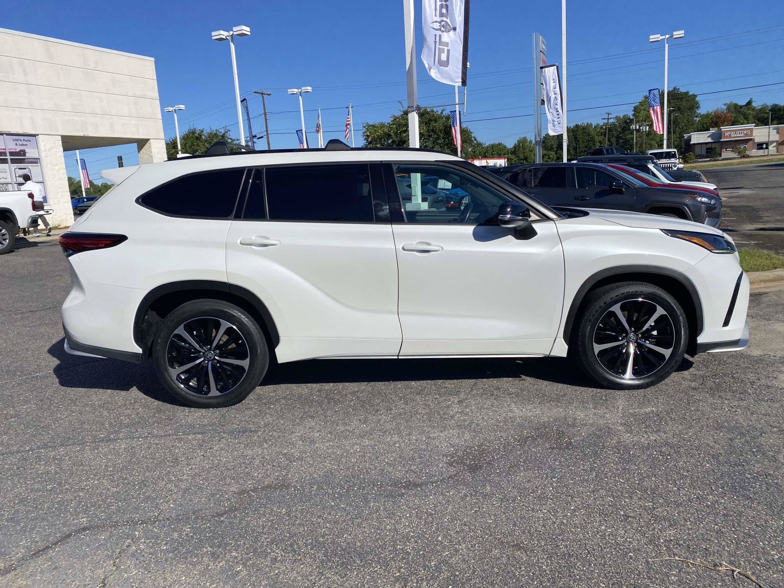 Used 2022 Toyota Highlander XSE FWD image 10