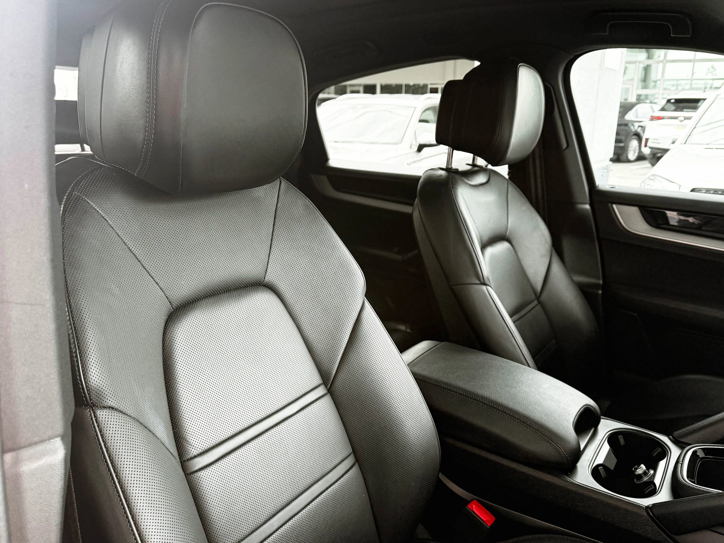 Used 2024 Porsche Cayenne Coupe image 32