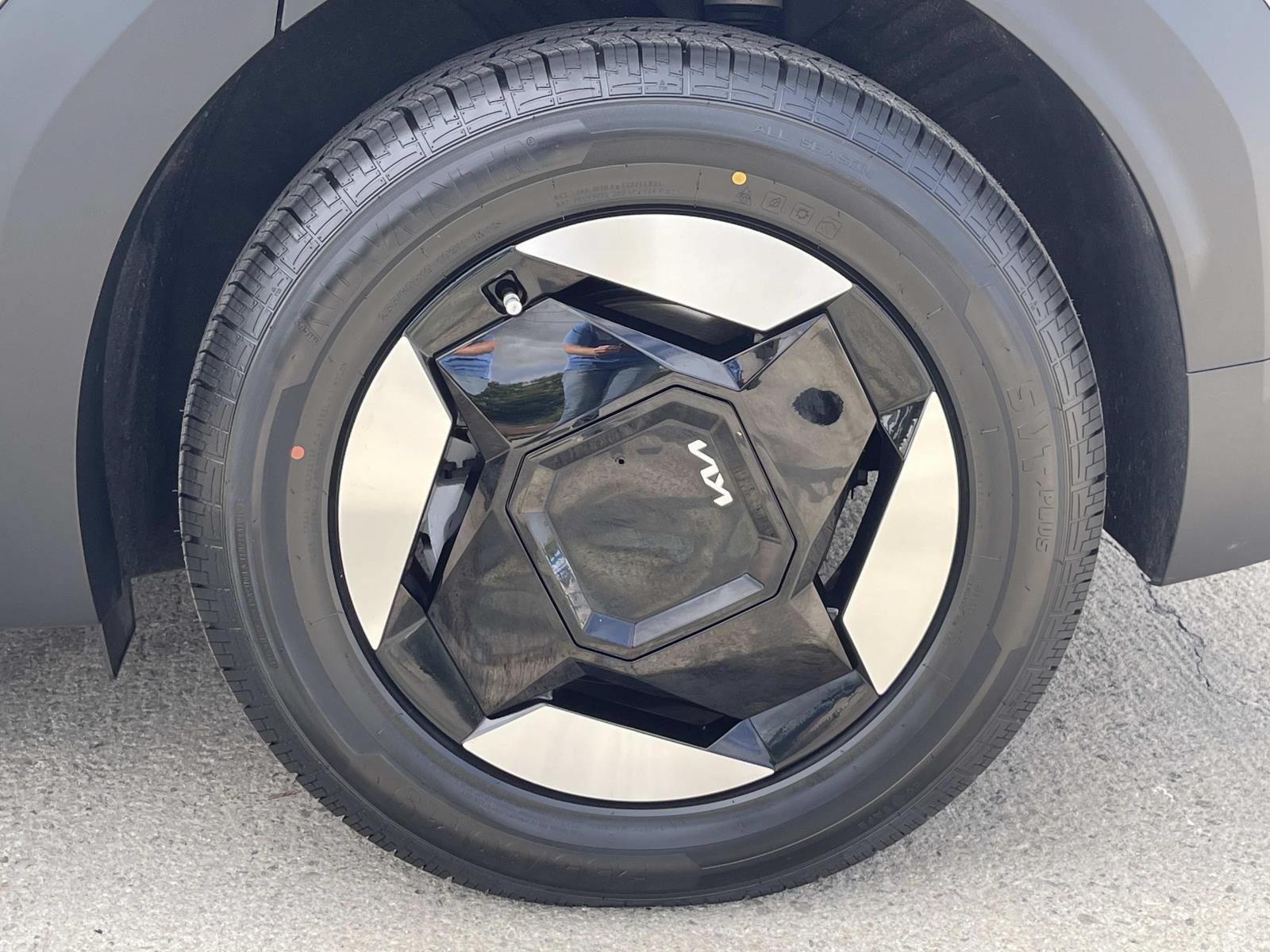 Used 2024 Kia EV9 Light Long Range RWD image 25