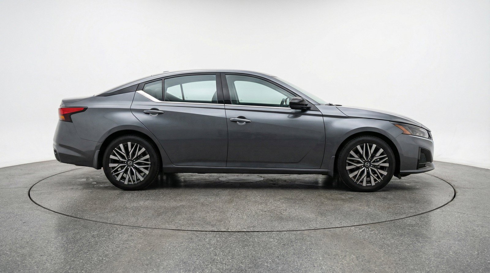 Used 2025 Nissan Altima 2.5 SV FWD image 11