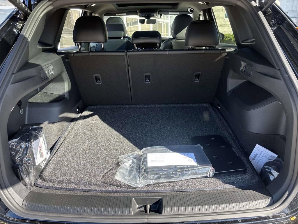 New 2026 Volkswagen Tiguan SE R-Line image 9