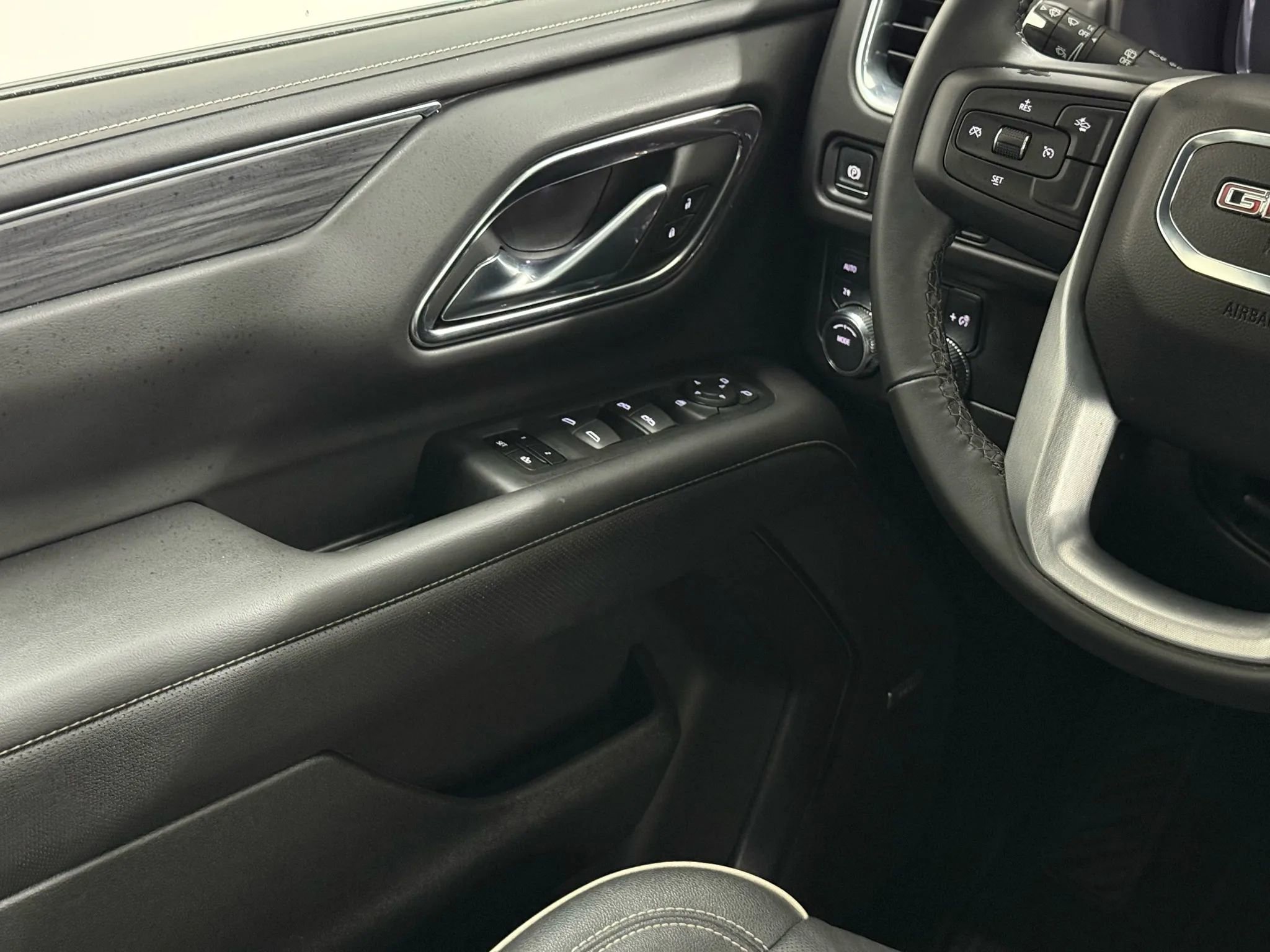 Used 2024 GMC Yukon SLT image 28