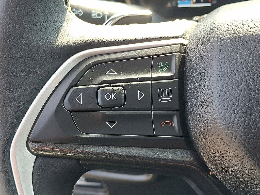Used 2023 Jeep Grand Cherokee Laredo w/ Luxury Tech Group I AWD/4WD image 23