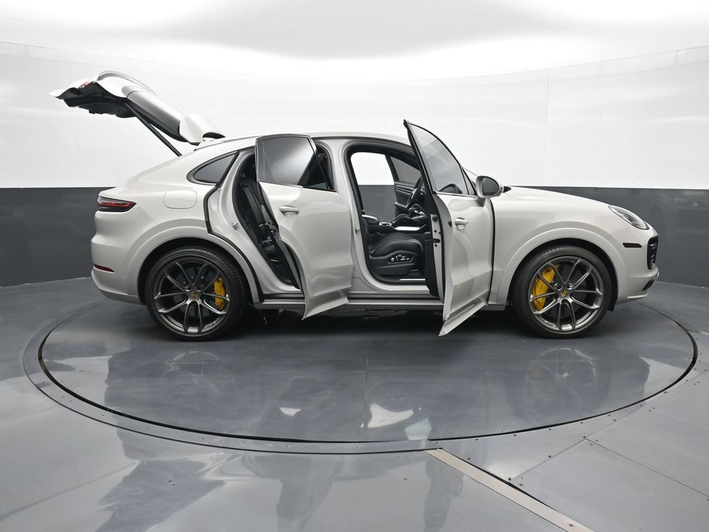 Certified 2021 Porsche Cayenne Turbo S w/ Lightweight Sport Package AWD/4WD image 34