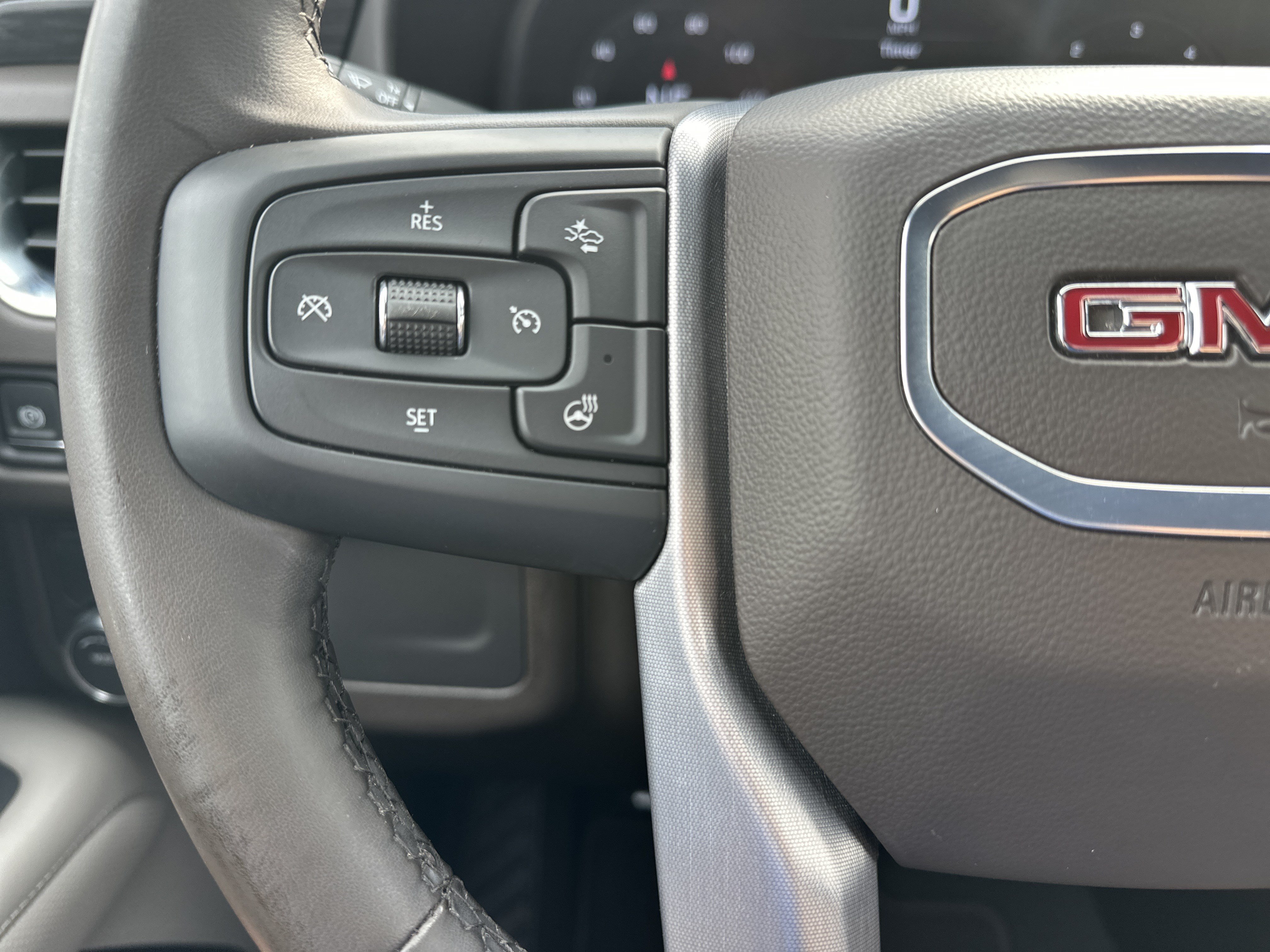 Used 2024 GMC Yukon SLT w/ SLT Luxury Package RWD image 19