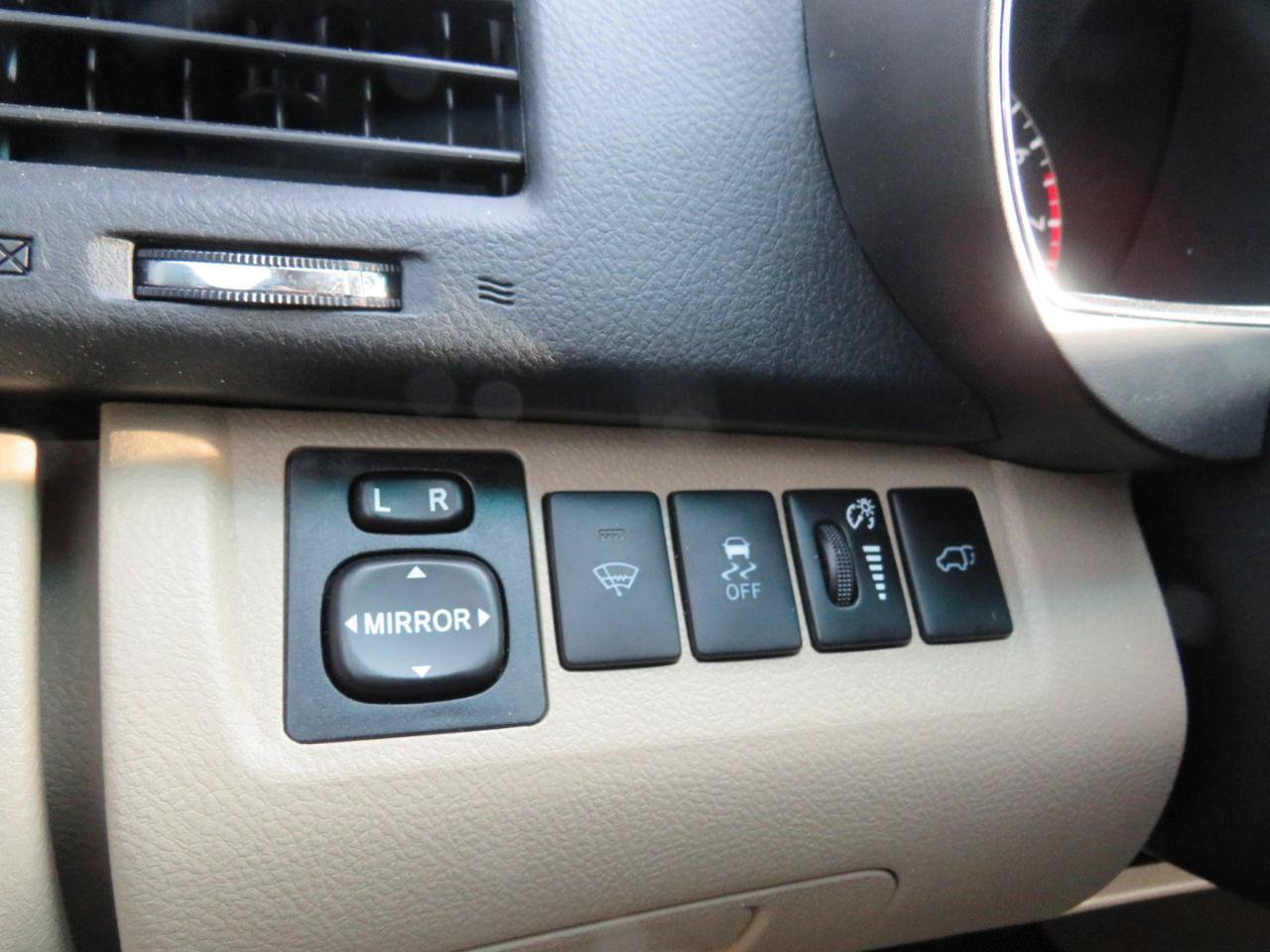 Used 2012 Toyota Highlander Limited w/ Tow Pkg FWD image 10