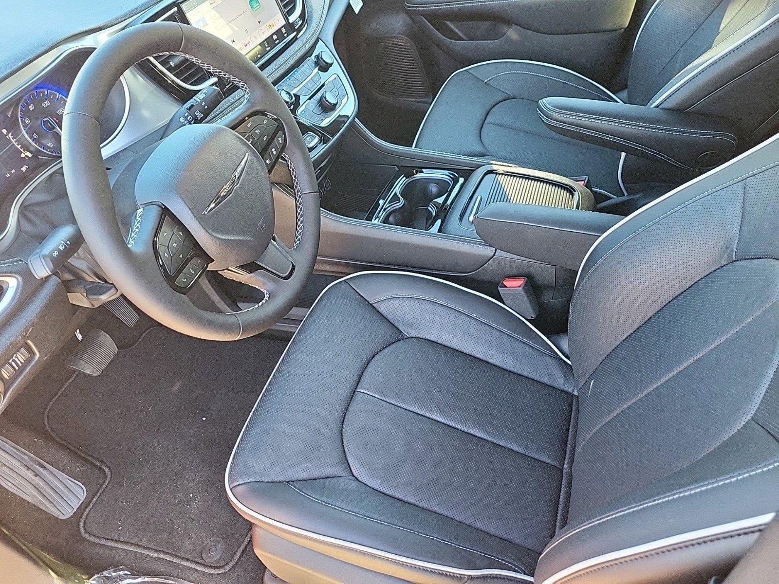 New 2025 Chrysler Pacifica Limited w/ Uconnect Theater Family Group image 18