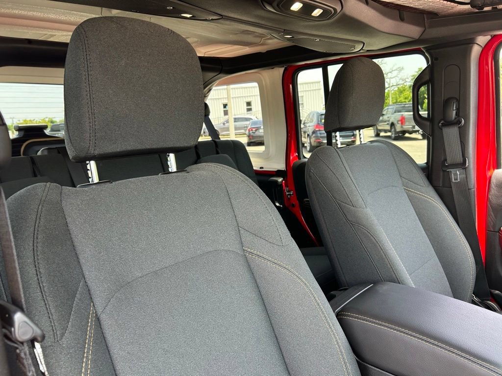 Used 2025 Jeep Wrangler Unlimited Sahara AWD/4WD image 43