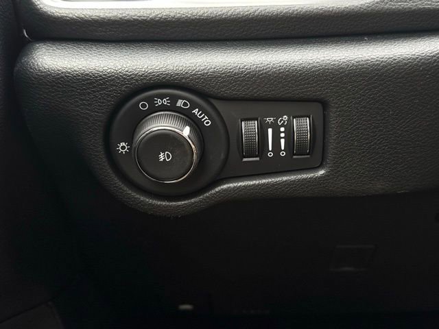 New 2026 Chrysler Pacifica Limited w/ Uconnect Theater Family Group image 35