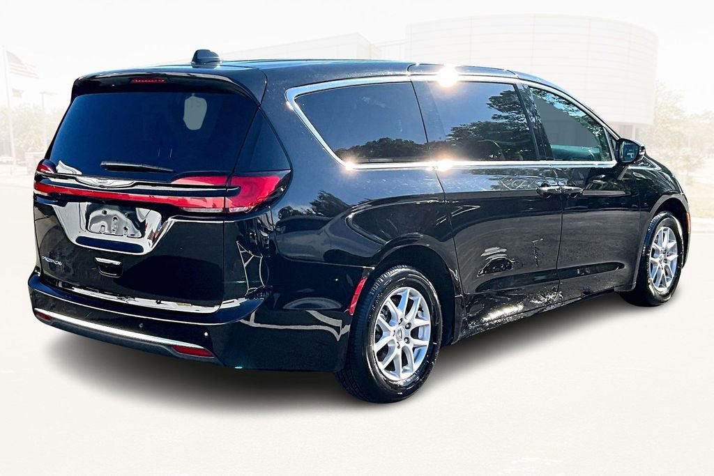 Used 2024 Chrysler Pacifica Touring-L image 6